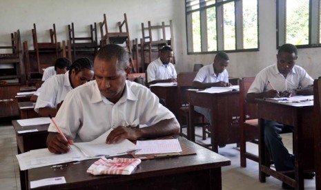 Sejumlah siswa SMAN 1 Kabupaten Puncak, Papua mengerjakan soal Bahasa Indonesia saat Ujian Nasional di SMK Petra Timika, Papua, Senin (16/4).