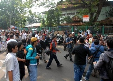 Sejumlah siswa SMAN 6 saat bentrok dengan wartawan di depan SMAN 6, Bulungan, Jakarta Selatan, Senin (19/9). 