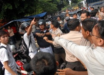 Sejumlah siswa SMAN 6 saat berhadapan dengan wartawan di depan SMAN 6, Bulungan, Jakarta Selatan, Senin (19/9). 