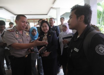 Sejumlah siswa SMAN 6 saat berhadapan dengan wartawan di depan SMAN 6, Bulungan, Jakarta Selatan, Senin (19/9). (Republika/Aditya)