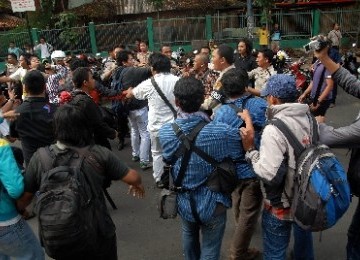 Sejumlah siswa SMAN 6 saat berhadapan dengan wartawan di depan SMAN 6, Bulungan, Jakarta Selatan, Senin (19/9).