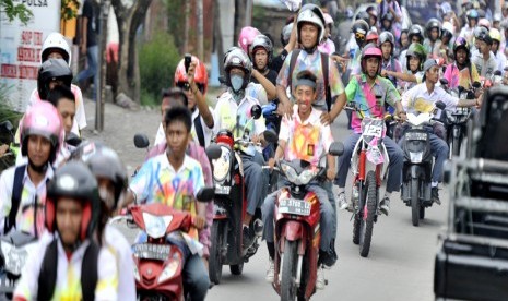 Sejumlah siswa SMK melakukan pawai usai mengikuti ujian nasional (UN)