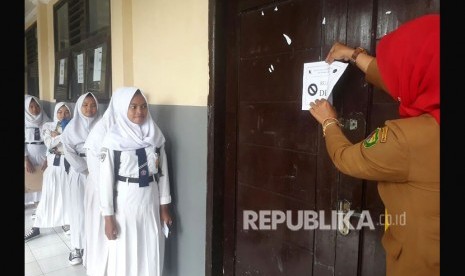 Sejumlah siswa SMP 1 Bojongsoang, Kabupaten Bandung tengah melaksanakan Ujian Nasional berbasis kertas dan Pensil (UNKP), Senin (23/4). 