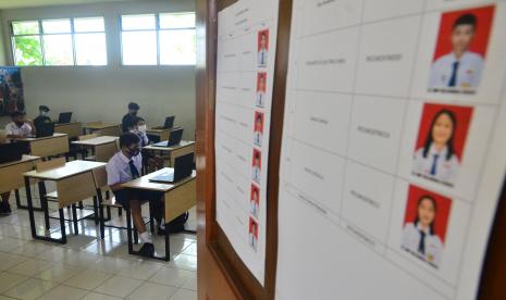 Sejumlah siswa SMP mengikuti ujian Asesmen Nasional Berbasis Komputer (ANBK) di SMP Kanisius, Kudus, Jawa Tengah, Rabu (6/10/2021). Ujian ANBK (Asesmen Nasional Berbasis Komputer) sebagai satu produk dari merdeka belajar dari Menteri Pendidikan dan Kebudayaan (Mendikbud) pengganti UNBK (Ujian Nasional Berbasis Komputer) di setiap jenjang sekolah dari SD, SMP, SMA/SMK dan sederajat itu sebagai penilaian terhadap mutu yang dimiliki oleh satuan pendidikan atau sekolah.