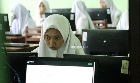 Sejumlah siswa SMP mengikuti Ujian Nasional Berbasis Komputer (UNBK).