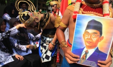 Sejumlah siswa SMP Muhammadiyah 5 Solo berbusana wayang orang saat mengikuti acara sungkem massal dalam menyambut Hari Guru di halaman sekolah setempat, Solo, Jawa Tengah, Selasa (24/11)