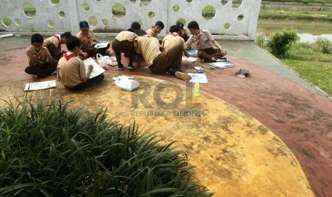  Sejumlah siswa SMPN 195 Duren Sawit melakukan kegiatan belajar di sekitar Kanal Banjir Timur, Jakarta Timur, Rabu (6/2).  (Republik/Adhi Wicaksono)