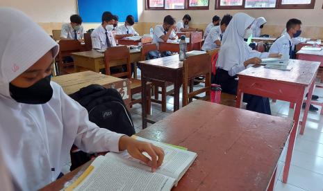 Sejumlah siswa SMPN 2 Ambarawa, Kecamatan Ambarawa, Kabupaten Semarang mengikuti kegoatan PTM 50 persen di sekolah, Rabu (9/2). Mulai hari ini Disdikbudpora Kabupaten Semarang memberlakukan layanan pendidikan PTM 50 persen mulai jrnjang PAUD hingga SMP.