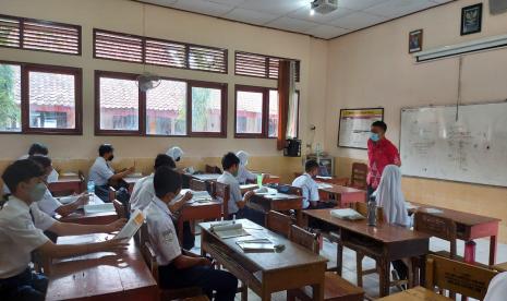 Sejumlah siswa SMPN 2 Ambarawa, Kecamatan Ambarawa, Kabupaten Semarang mengikuti kegiatan PTM 50 persen di sekolah, Rabu (9/2). Mulai hari ini Disdikbudpora Kabupaten Semarang memberlakukan layanan pendidikan PTM 50 persen mulai jrnjang PAUD hingga SMP.