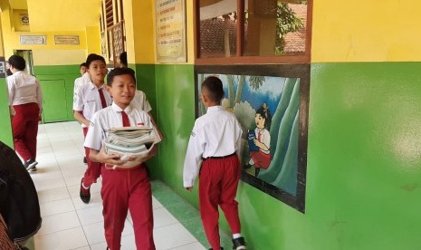 Sejumlah siswa SMPN 57 Kota Bekasi sedang memindahkan buku saat sebelum pandemi Covid-19.