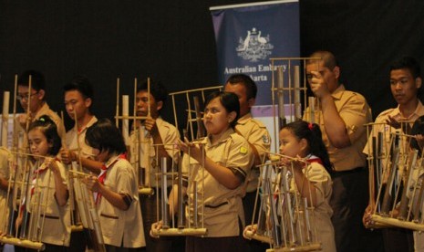 Sejumlah siswa tampil memainkan alat musik tradisional angklung pada perayaan Hari Disabilitas Internasional yang diselenggarakan Kedubes Australia, di SLB A Pembina, Lebak bulus, Jakarta, Rabu (2/12). 