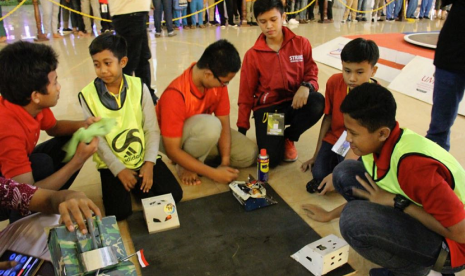 Sejumlah siswa terlihat antusias mengikuti lomba robotech di Universitas Muhammadiyah Yogyakarta (UMY), Kamis (5/4). Lomba yang digelar oleh Keluarga Mahasiswa Tekhnik Elektro (KMTE) UMY ini merupakan bagian dari Electro Fair 2018.