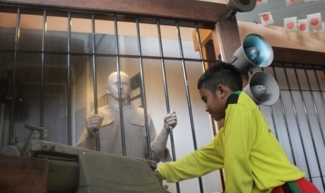 Sejumlah siswa TK Aswaja melihat diorama di Museum Malang Tempo Doeloe