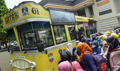 Sejumlah siswa TK dan PAUD berwisata menggunakan Bus Galuh Tour Kota Klasik (Gatrik) di Kabupaten Ciamis, Jawa Barat, Kamis (24/3/2022). Pemerintah Provinsi Jawa Barat bersama Pemerintah Daerah (Pemda) mengangkat potensi pariwisata melalui program hibah bus, agar bisa menjadi ikon baru pariwisata guna memperkenalkan industri wisata dan mempermudah akses wisatawan yang ingin berkunjung. 