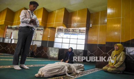 Mengetahui Hak-Hak Mayat dalam Islam. Foto ilustrasi: Sejumlah siswa tunarungu melakukan ujian praktik sholat jenazah di SLBN Cicendo, Jalan Cicendo, Kota Bandung, Senin (9/3). Praktik ibadah menyalatkan jenazah tersebut bertujuan agar siswa mampu memahami dan mengamalkan tata cara mengurus jenazah yang sesuai dengan apa yang tertuang dalam Al-Quran. (Republika/Abdan Syakura  )