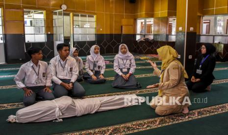 Mengetahui Hak-Hak Mayat dalam Islam. Foto: Sejumlah siswa tunarungu melakukan ujian praktik sholat jenazah di SLBN Cicendo, Jalan Cicendo, Kota Bandung, Senin (9/3). Praktik ibadah menyalatkan jenazah tersebut bertujuan agar siswa mampu memahami dan mengamalkan tata cara mengurus jenazah yang sesuai dengan apa yang tertuang dalam Al-Quran. (Republika/Abdan Syakura  )