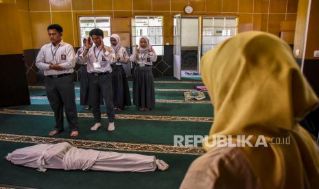 Sholat Jenazah (ilustrasi). 