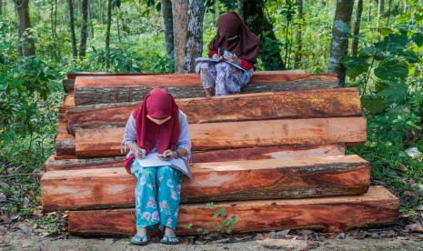 Sejumlah siswa yang tinggal di daerah pelosok tersebut kesulitan dalam mengikuti kegiatan belajar mengajar (KBM) secara daring dan tepaksa menempuh perjalanan hingga satu kilometer dari kediamannya menuju ke dataran yang lebih tinggi agar mendapatkan jaringan internet guna mengerjakan tugas sekolah melalui gawai yang nantinya dikirim melalui aplikasi percakapan WhatssApp.