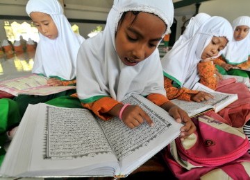 Sejumlah siswi membaca kitab suci Alquran saat mengikuti pesantren kilat di Kendari, Sultra, Kamis (4/8). Kegiatan pesantren kilat biasanya diadakan tiap tahun oleh sekolah-sekolah untuk mengisi hari libur saat bulan Ramadhan. 