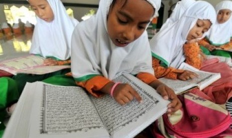 Sejumlah siswi membaca kitab suci Alquran saat mengikuti pesantren kilat di Kendari, Sultra, Kamis (4/8). Kegiatan pesantren kilat biasanya diadakan tiap tahun oleh sekolah-sekolah untuk mengisi hari libur saat bulan Ramadhan. 