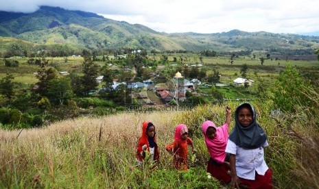  Sejumlah Siswi menaiki bukit untuk kembali pulang kerumahnya setelah melakukan kegiatan belajar mengajar di SD Athahiriyah Yapis Walesi, Wamena, Kabupaten Jayawijaya, Papua, Senin (27/7). 