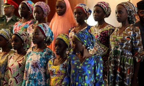 Sejumlah siswi Nigeria dari Chibok yang selamat dari penculikan Boko Haram saat akan bertemu Presiden Nigeria Muhammadu Buhari di Abuja, Nigeria, 19 Oktober 2016. Kelompok bersenjata yang belum teridentifikasi menculik 27 orang siswa dan beberapa orang staf sebuah sekolah serta anggota keluarga mereka pada Rabu (17/2/2021).