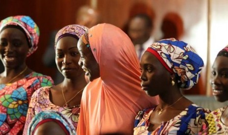 Sejumlah siswi Nigeria dari Chibok yang selamat dari penculikan Boko Haram saat akan bertemu Presiden Nigeria Muhammadu Buhari di Abuja, Nigeria, 19 Oktober 2016. 