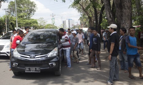 Sejumlah sopir angkot melakukan sweeping terhadap kendaraan yang diduga transportasi daring atau online saat aksi mogok dan berunjuk rasa di Palembang, Sumatra Selatan, Senin (21/8).