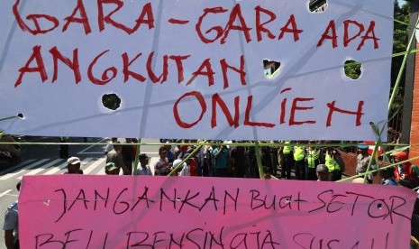 Sejumlah sopir angkot, tukang becak, dan tukang ojek melakukan unjuk rasa di depan kantor Pemkab Kediri, Jawa Timur, Selasa (10/4). Demonstrasi serupa juga terjadi di beberapa daerah di Indonesia.