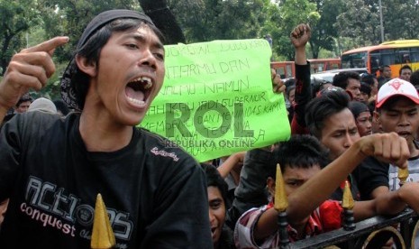  Sejumlah sopir metromini berunjuk rasa di depan Balai Kota, Jakarta Pusat, Kamis (29/8).   ( Republika/Yasin Habibi)