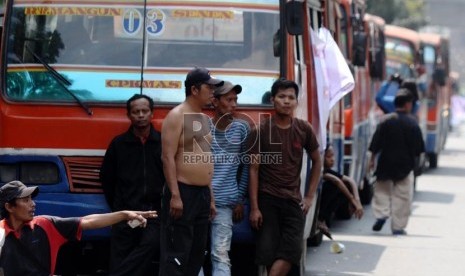  Sejumlah sopir metromini berunjuk rasa di depan Balai Kota, Jakarta Pusat, Kamis (29/8).   ( Republika/Yasin Habibi)