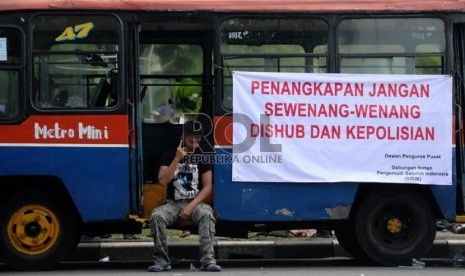 Sejumlah sopir metromini berunjuk rasa di depan Balai Kota, Jakarta Pusat, Kamis (29/8).   ( Republika/Yasin Habibi)