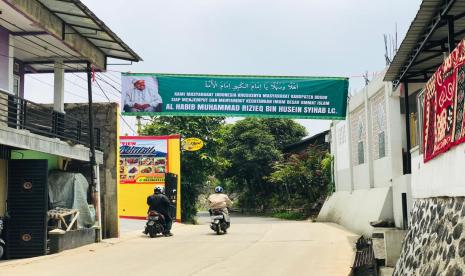 Habib Rizieq Direncanakan Sholat Jumat di Masjid Ini. Foto: Sejumlah spanduk sambutan kedatangan Imam Besar Front Pembela Islam (FPI), Habib Rizieq Shihab terpampang di sepanjang jalan menuju Markaz Syariah, Pesantren Alam Agrokultural, Mega Mendung, Kabupaten Bogor