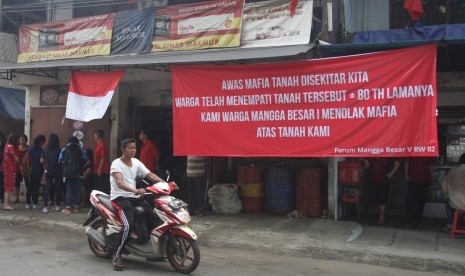 Sejumlah spanduk terpasang di kawasan jalan Mangga Besar, Jakarta, Senin (22/8).