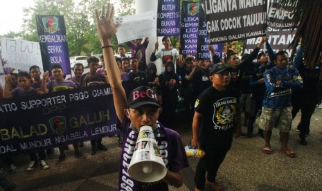 Sejumlah supertor sepakbola Viking dan Balad Galuh melakukan aksi unjuk rasa di halaman Islamic Centre, Ciamis, Jawa Barat, Kamis (25/2).