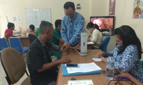 Sejumlah supir bus di Terminal Pulaugebang menjalani tes kesehatan, Jumat (22/12)