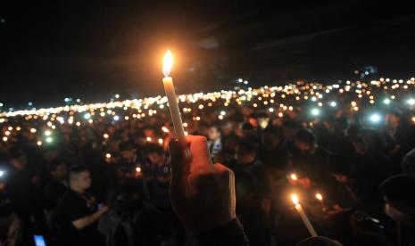 Sejumlah suporter klub sepak bola berkumpul saat doa bersama tragedi Kanjuruhan di Stadion Mandala Krida, Yogyakarta, Selasa (4/10/2022) malam. Acara yang dihadiri oleh ribuan suporter dari sejumlah klub di Indonesia khususnya DIY dan Jawa Tengah itu sebagai bentuk solidaritas atas tragedi Stadion Kanjuruhan Malang yang merenggut nyawa ratusan orang Sabtu (1/10/2022) lalu. 