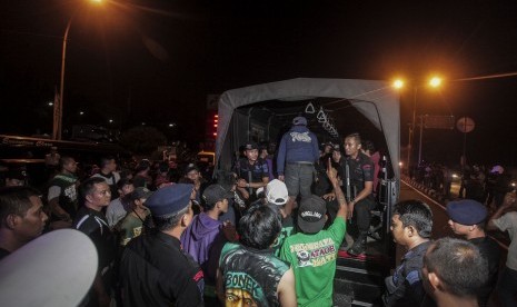 Sejumlah suporter Persebaya, Bonek menaiki truk Polisi saat pemulangan Bonek di kawasan Giwangan, Yogyakarta, Minggu (3/6). Polda DI Yogyakarta menerjunkan sejumlah truk dan ratusan personil guna memfasilitasi pemulangan Bonek menyusul dibatalkannya pertandingan sepak bola antara Persija melawan Persebaya yang dijadwalkan bertanding di Stadion Sultan Agung, Bantul pada Ahad (3/6) malam, akibat terjadinya kerusuhan antaroknum suporter Persebaya dan Persija sebelum pertandingan. 