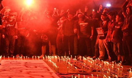 Sejumlah suporter sepak bola saat aksi solidaritas untuk suporter Arema. Pemain dan pelatih Arema FC menangis saat tabur bunga di Stadion Kanjuruhan, Malang.