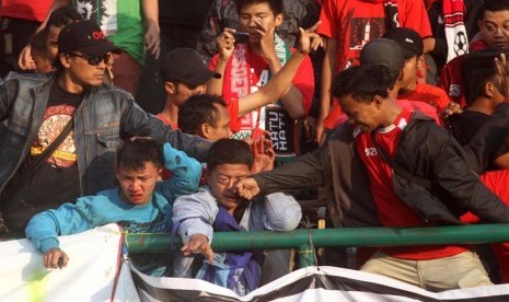  Sejumlah suporter terlibat baku pukul saat berlangsungnya pertandingan antara tuan rumah Persis Solo melawan PSS Sleman, dalam lanjutan Divisi Utama LPIS di Stadion Manahan, Solo, Jateng, Rabu (4/9).      (Antara/Akbar Nugroho Gumay)