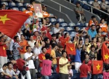 Sejumlah suporter Vietnam dengan berbagai atribut khas negaranya memberikan dukungan pada timnas sepakbola Vietnam di SEA Games 2011 Palembang/Jakarta.