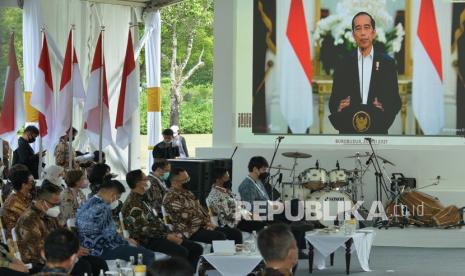 Sejumlah tamu undangan menyaksikan Presiden RI Joko WIdodo berpidato secara daring saat pembukaan Festival Joglosemar di kompleks Taman Wisata Candi (TWC) Borobudur, Magelang, Jawa Tengah, Kamis (20/5/2021). Festival Joglosemar diselenggarakan atas kerjasama Kementerian Perindustrian, Bank Indonesia, Pemerintah Provinsi Jawa Tengah dan DI Yogyakarta untuk mendukung Gerakan Nasional Bangga Buatan Indonesia (BBI) dengan mengusung tema Artisan of Java yang diharapkan mampu membangkitkan perekonomian Usaha Mikro Kecil dan Menengah/Industri Kecil dan Menengah (UMKM/IKM).