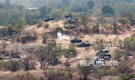 Sejumlah Tank melakukan tembakan pada gladi bersih Latihan Gabungan (Latgab) TNI Dharma Yudha 2019 dari titik tinjau T.12 Pusat Latihan Tempur Korps Marinir di Karangtekok, Situbondo, Jawa Timur, Rabu (11/9/2019).