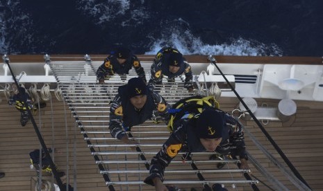 Sejumlah taruna AAL tingkat III angkatan ke-64 menaiki tangga tiang layar saat latihan parade roll di KRI Bima Suci dalam pelayaran menuju Civitavecchia, Italia di Laut Terania, Rabu (27/9). 