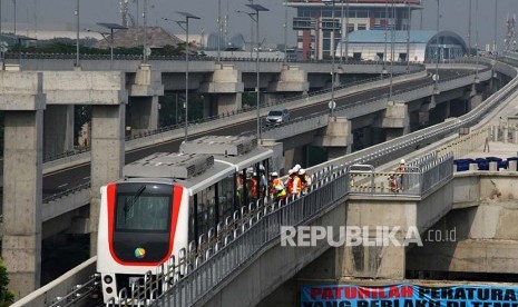 Sejumlah teknisi bersiap melakukan ujicoba jalan Skytrain di Terminal 3 Bandara Soekarno Hatta, Tangerang, Banten, Selasa (15/8). Kereta layang yang nantinya mampu mengangkut penumpang sebanyak 350 orang dalam lima menit itu akan mulai beroperasi secara resmi pada 17 September 2017 yang akan melayani pengguna jasa Bandara Soetta dari terminal ke terminal. 