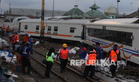 Sejumlah teknisi berusaha mengevakuasi rangkaian kereta api tak berlokomotif yang anjlok di Stasiun Kota Lama, Malang, Jawa Timur, Rabu (18/11).