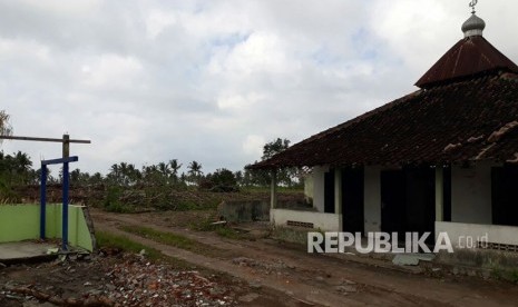 Sejumlah tempat ibadah dan galeri seni tidak luput dari penggusuran yang dilakukan PT Angkasa Pura 1 di Desa Palihan, Kabupaten Kulonprogo, DIY.  Penggusuran yang masih ditolak ratusan warga itu sendiri dilakukan demi pembangunan New Yogyakarta International Airport (NYIA). Rabu (6/12). 