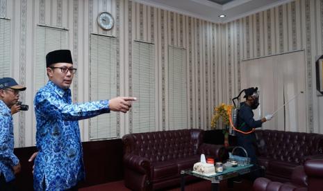 Kasus Covid-19 di Sukabumi Jadi 30. Foto: Sejumlah tempat ibadah dan kantor pelayanan publik di Kota Sukabumi disemprot cairan disinfektan, Selasa (17/3). Kegiatan ini untuk mencegah penyebaran virus Corona (Covid-19).