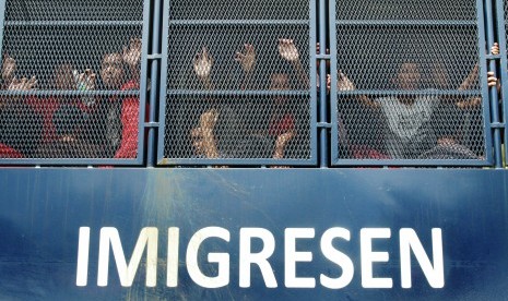 A number of Indonesian Migrant Workers (TKI) were transported by Malaysian immigration detention truck when they arrived at the Entikong border, Sanggau regency, West Kalimantan, December 8, 2014.