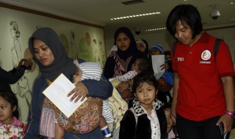 Sejumlah Tenaga Kerja Indonesia (TKI) yang dipulangkan pemerintah Indonesia tiba di terminal TKI Bandara Soekarno-Hatta,Tangerang, Banten, Rabu (11/11). 